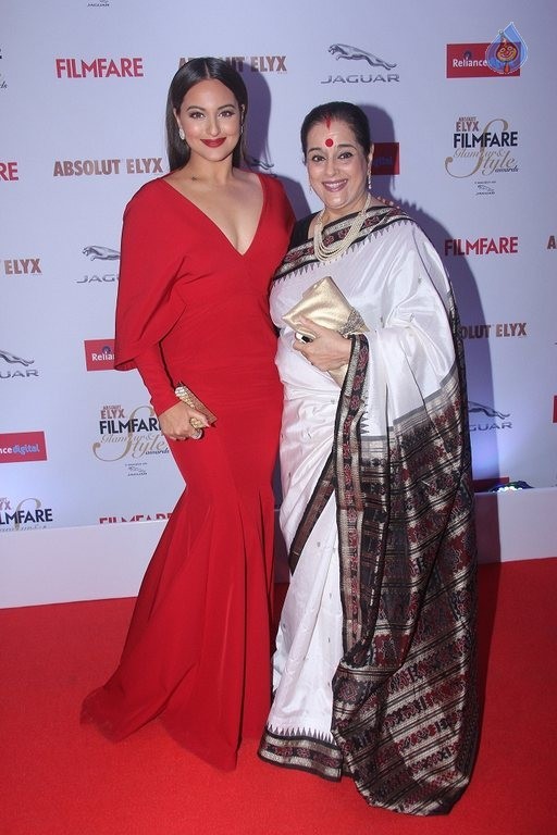 Filmfare Glamour and Style Awards 2015 - 4 / 42 photos