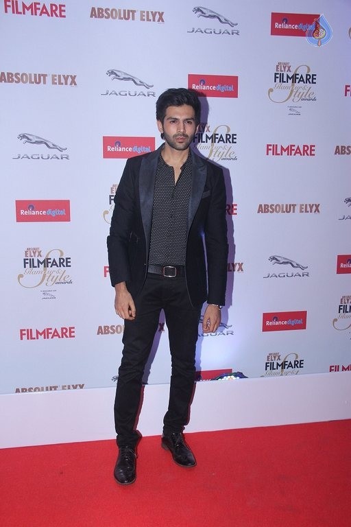 Filmfare Glamour and Style Awards 2015 - 24 / 42 photos