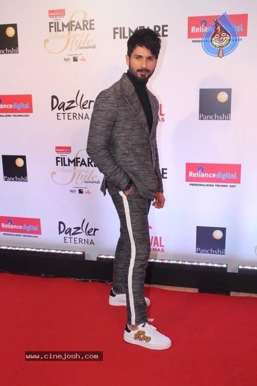 Filmfare Glamour and Style Awards Red Carpet 1 - 36 / 57 photos