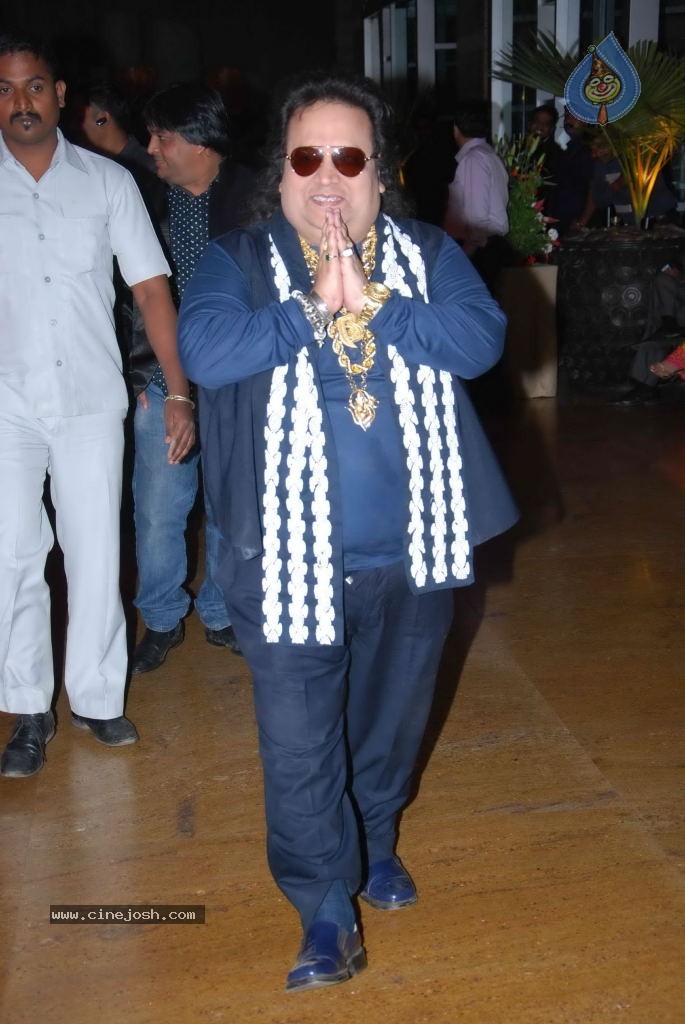 Genelia n Ritesh Reception Photos - 01 - 39 / 148 photos