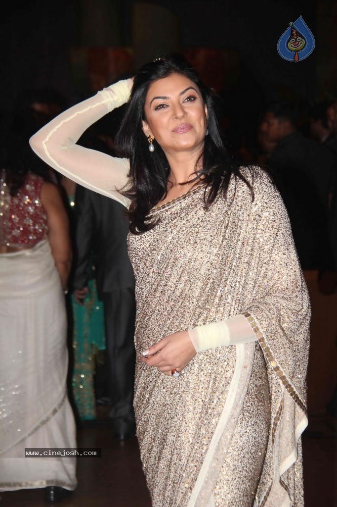 Genelia n Ritesh Reception Photos - 02 - 6 / 144 photos