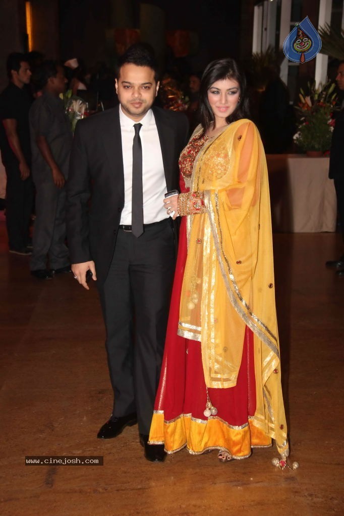 Genelia n Ritesh Reception Photos - 02 - 37 / 144 photos