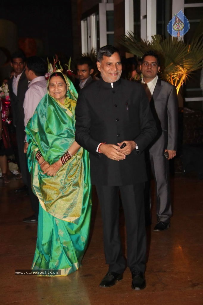 Genelia n Ritesh Reception Photos - 02 - 47 / 144 photos