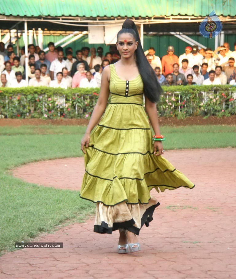 Gitanjali 2011 Fashion Show - 29 / 37 photos