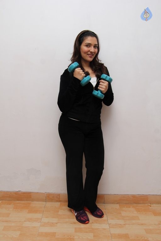 Govinda Snapped with Daughter Tina Ahuja - 13 / 18 photos