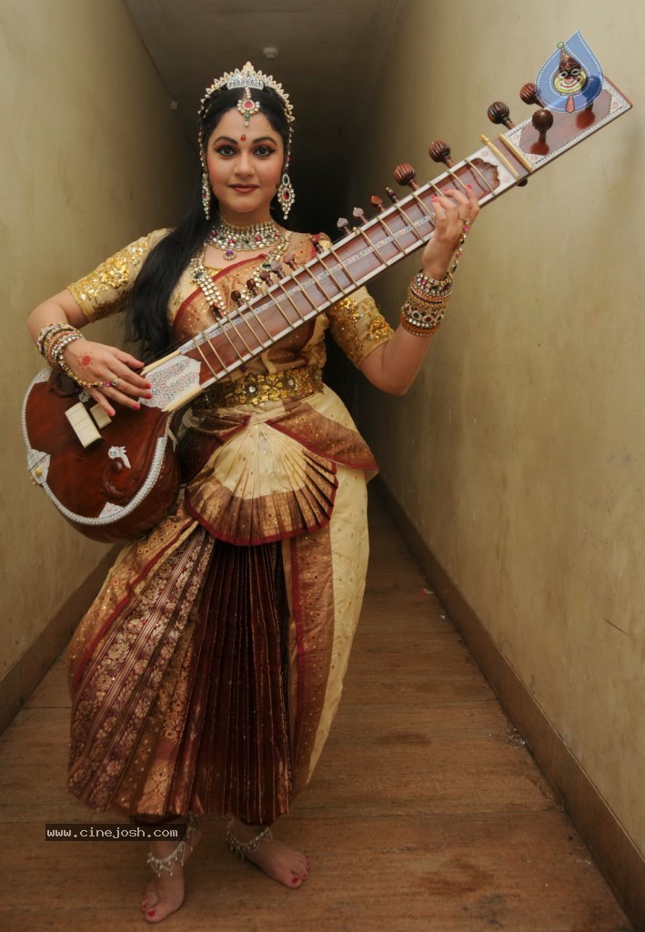 Gracy Singh Performs at Ravindra Natya Mandir - 1 / 10 photos