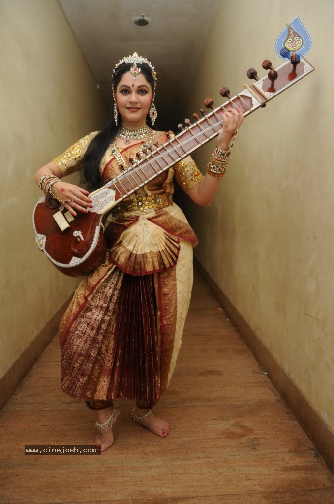 Gracy Singh Performs at Ravindra Natya Mandir - 4 / 10 photos