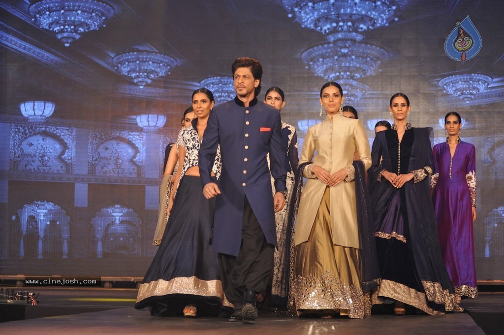 Happy New Year Trailer Launch - 25 / 60 photos