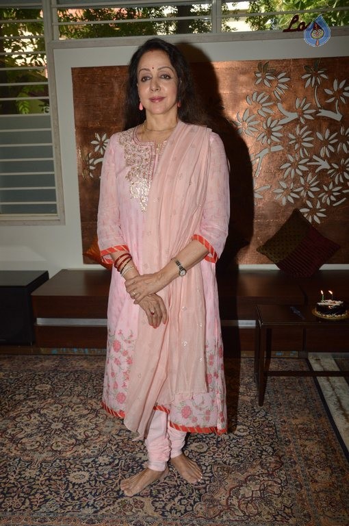 Hema Malini Birthday Celebration  - 14 / 21 photos