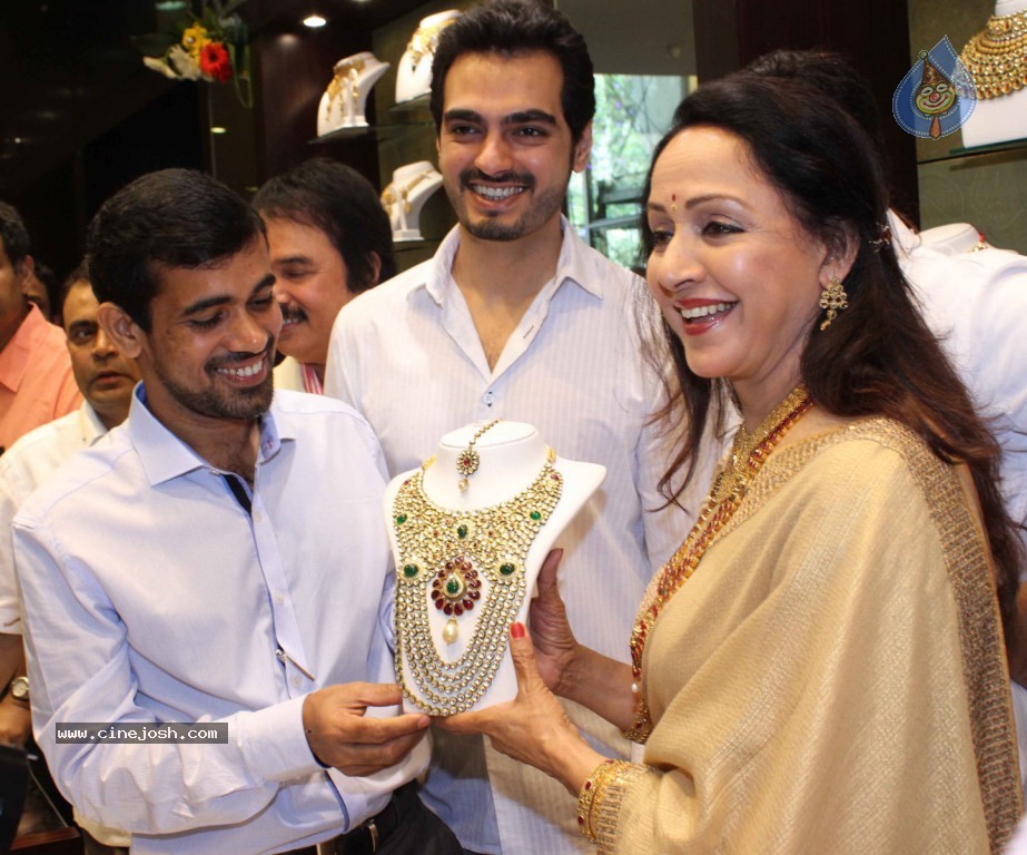 Hema Malini Inaugurates Malabar Store - 1 / 18 photos