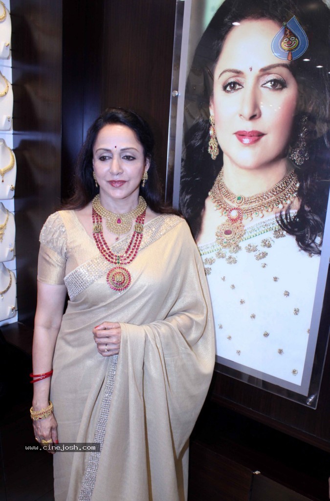 Hema Malini Inaugurates Malabar Store - 2 / 18 photos