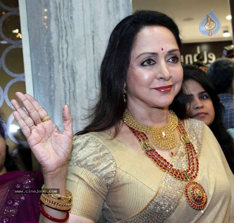 Hema Malini Inaugurates Malabar Store - 4 / 18 photos