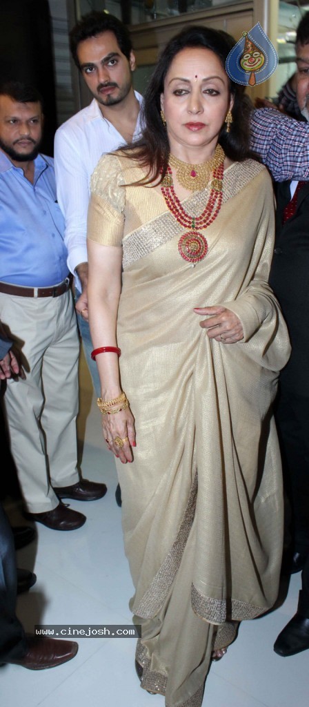 Hema Malini Inaugurates Malabar Store - 5 / 18 photos