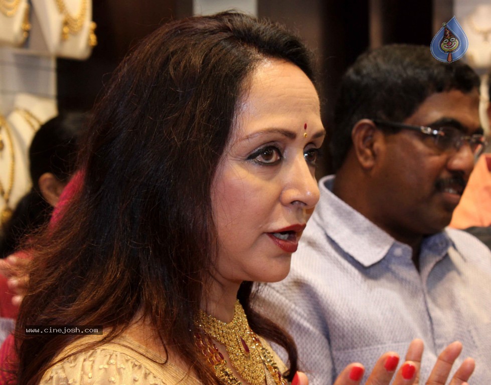 Hema Malini Inaugurates Malabar Store - 7 / 18 photos
