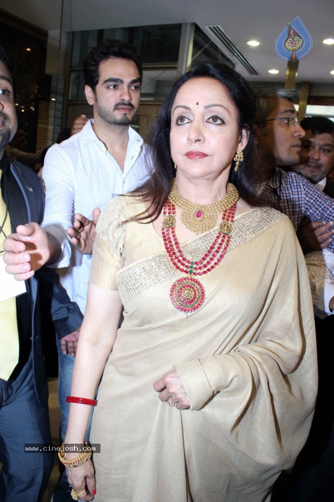 Hema Malini Inaugurates Malabar Store - 9 / 18 photos