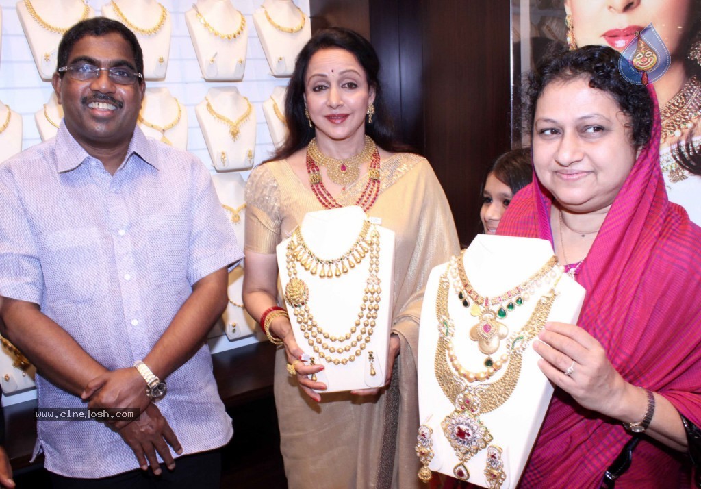 Hema Malini Inaugurates Malabar Store - 11 / 18 photos