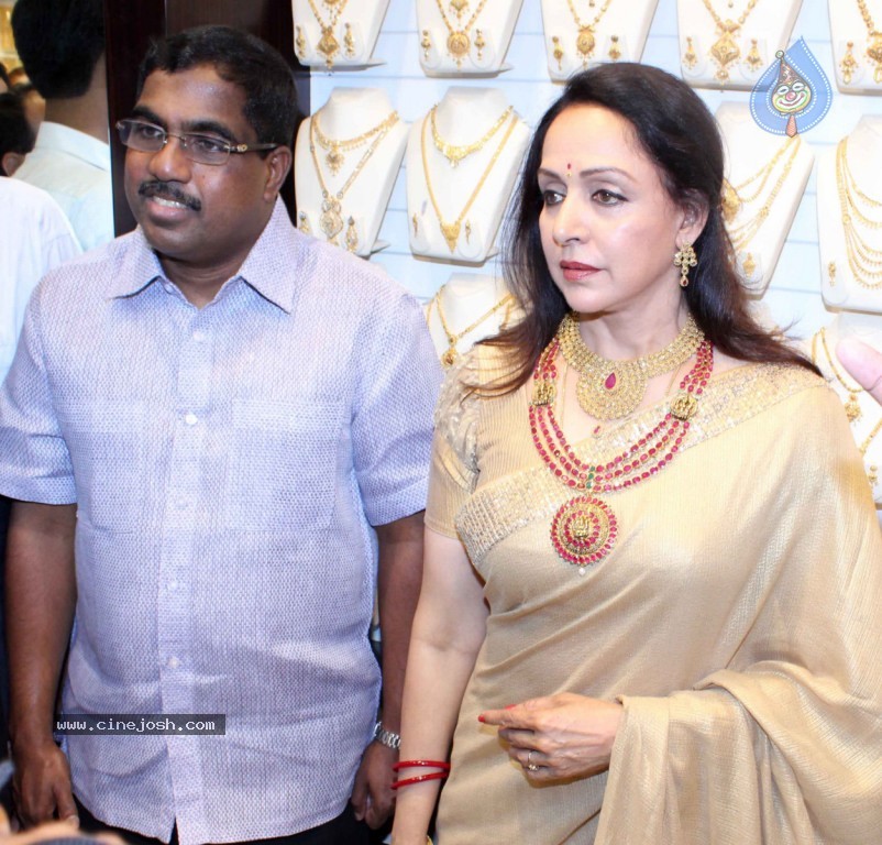Hema Malini Inaugurates Malabar Store - 12 / 18 photos