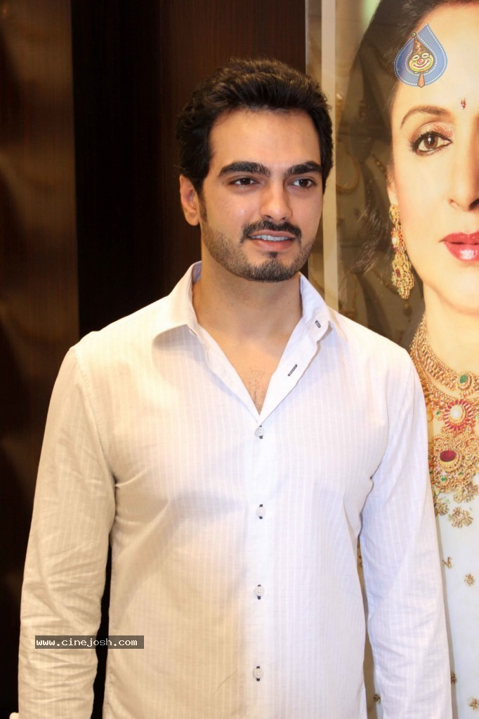 Hema Malini Inaugurates Malabar Store - 13 / 18 photos