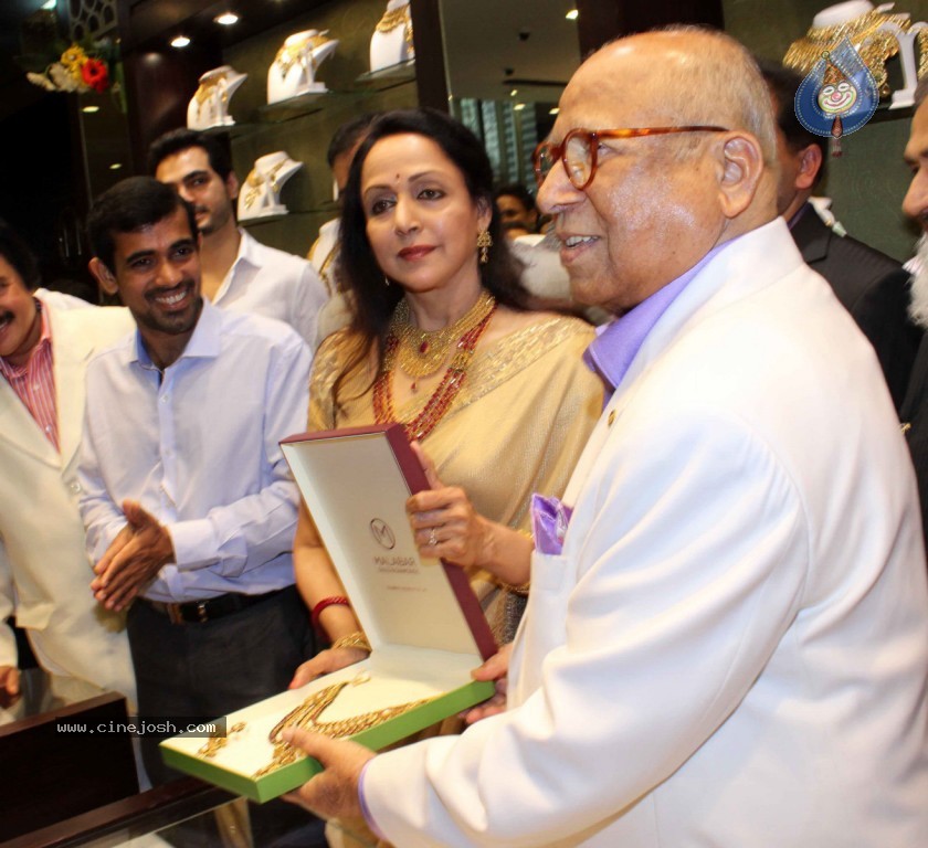 Hema Malini Inaugurates Malabar Store - 15 / 18 photos
