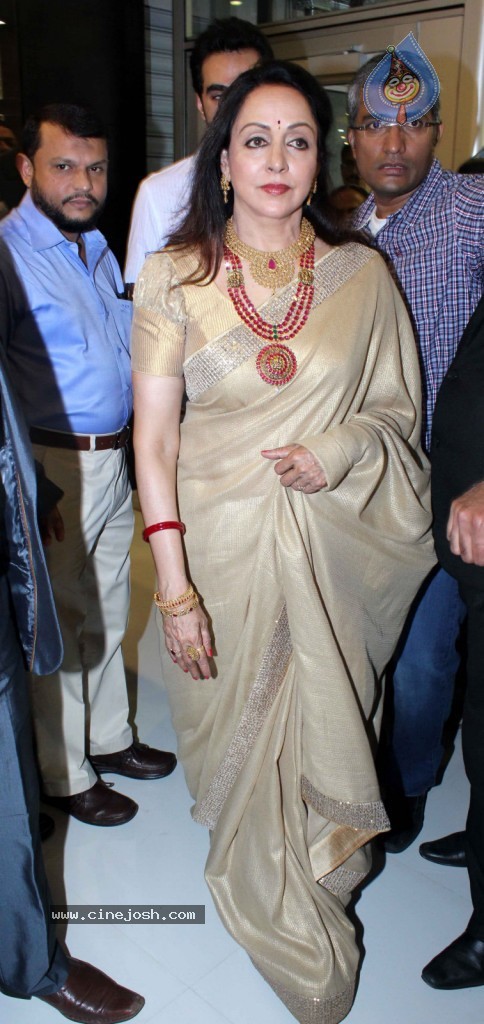 Hema Malini Inaugurates Malabar Store - 17 / 18 photos