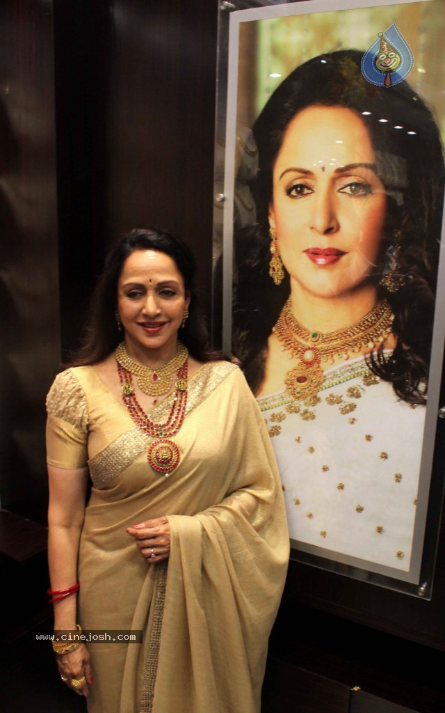 Hema Malini Inaugurates Malabar Store - 18 / 18 photos