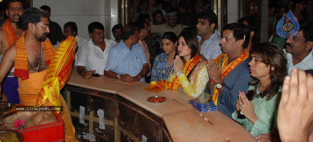 Kareena Heroine Music Launch at Siddhivinayak Temple - 27 / 45 photos