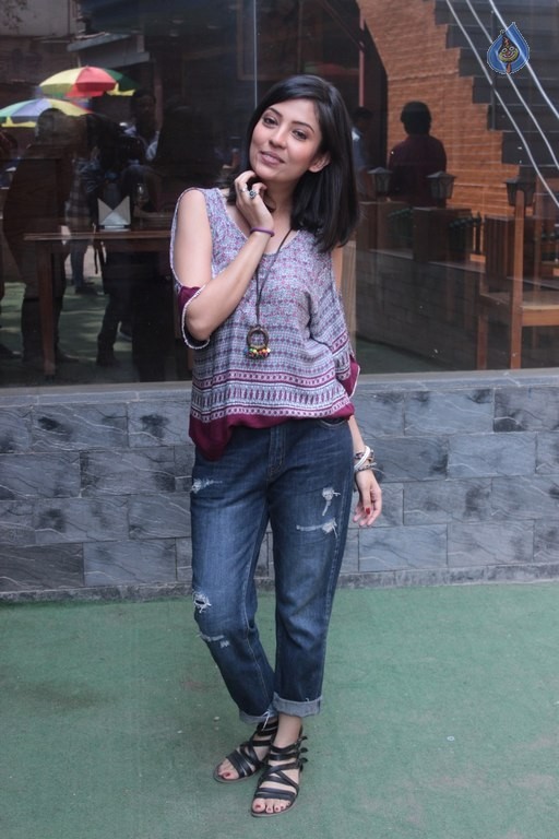 Himalaya Neem Face Wash Present Mtv Girls On Top - 11 / 38 photos