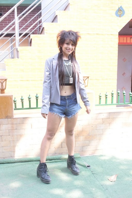 Himalaya Neem Face Wash Present Mtv Girls On Top - 18 / 38 photos