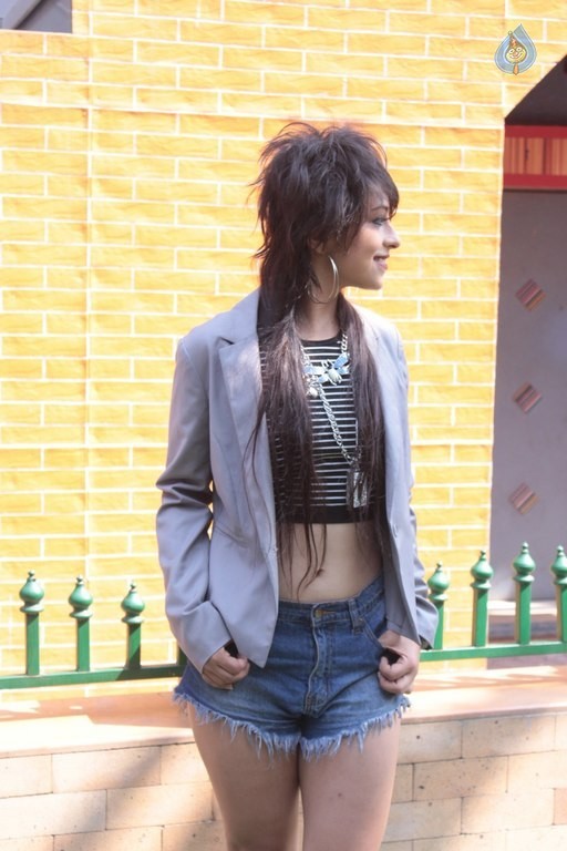 Himalaya Neem Face Wash Present Mtv Girls On Top - 22 / 38 photos