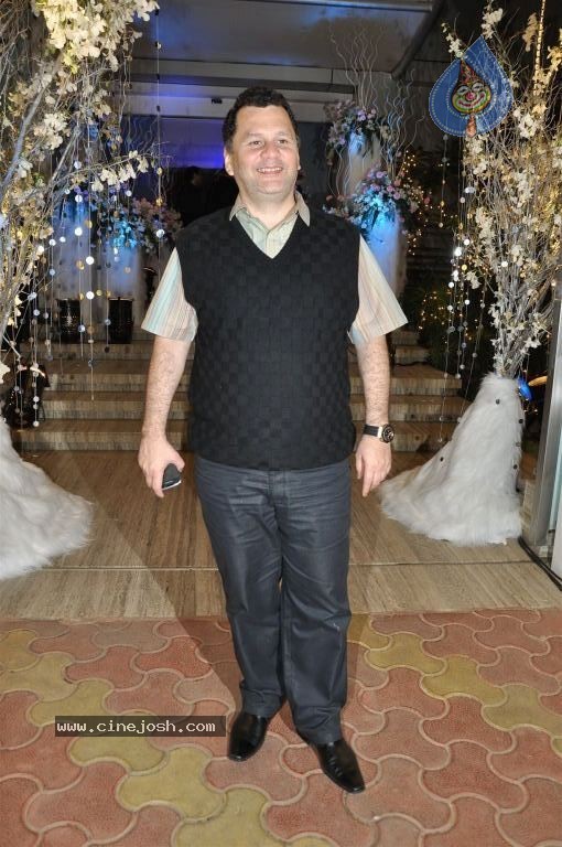 Hirthik Roshan Sister Bday Party - 23 / 24 photos