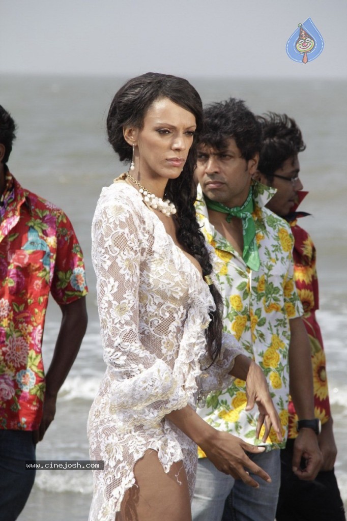 Hollywood Actress Judi Shekoni Spicy Shoot - 4 / 44 photos