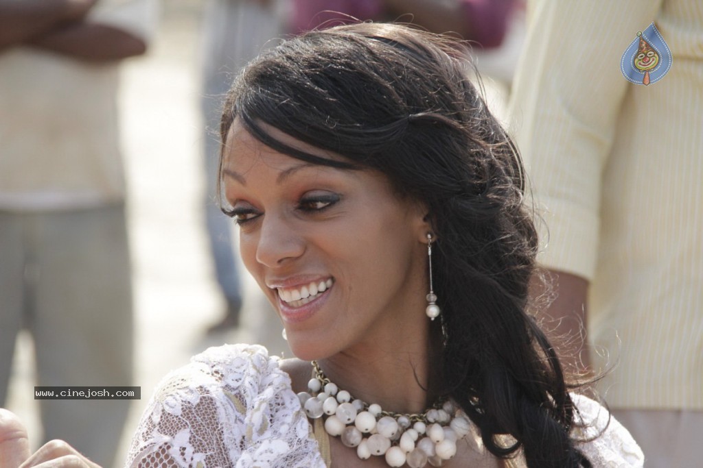 Hollywood Actress Judi Shekoni Spicy Shoot - 11 / 44 photos