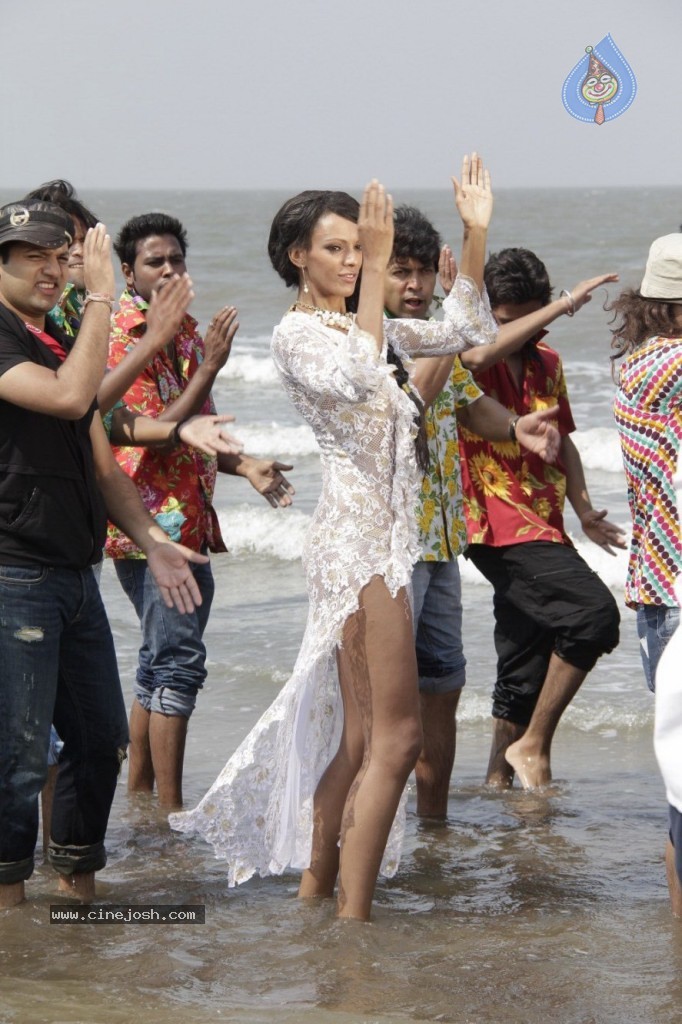 Hollywood Actress Judi Shekoni Spicy Shoot - 16 / 44 photos