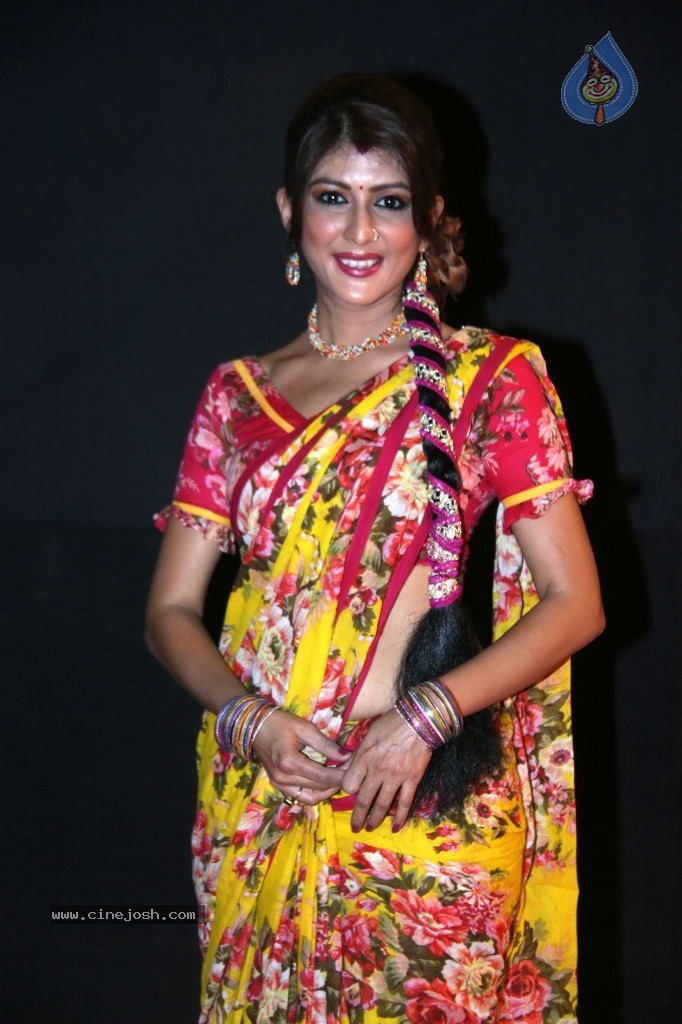 Hot Bolly Celebs at Colors Golden Petal Awards - 82 / 125 photos