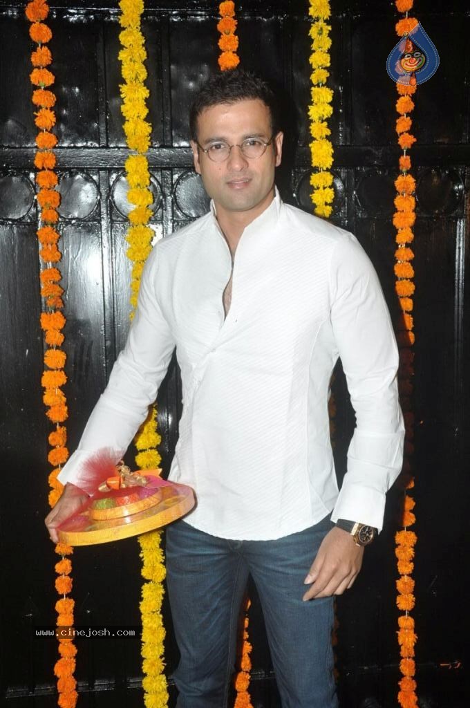 Hot Bolly Celebs at Ekta Kapoor Diwali Party - 25 / 86 photos