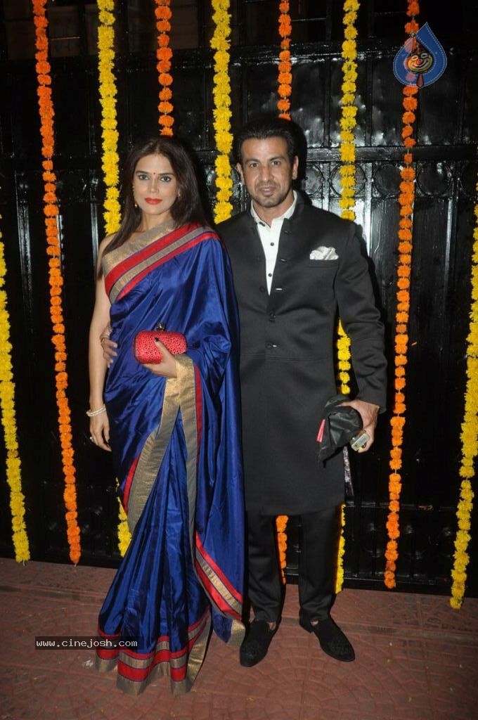 Hot Bolly Celebs at Ekta Kapoor Diwali Party - 71 / 86 photos
