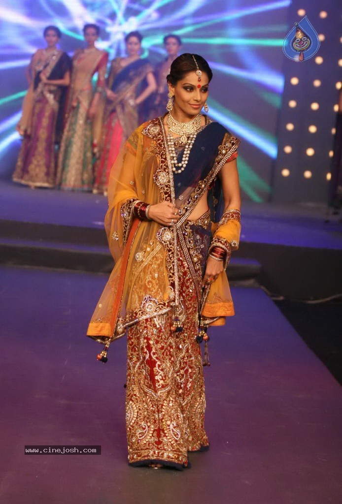 Hot Bolly Celebs at Gitanjali Bollywood Night - 44 / 170 photos