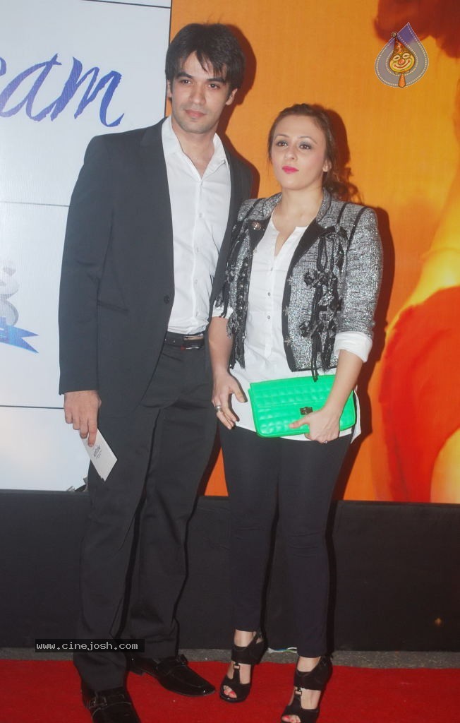 Hot Bolly Celebs at Mausam Premiere - 14 / 112 photos