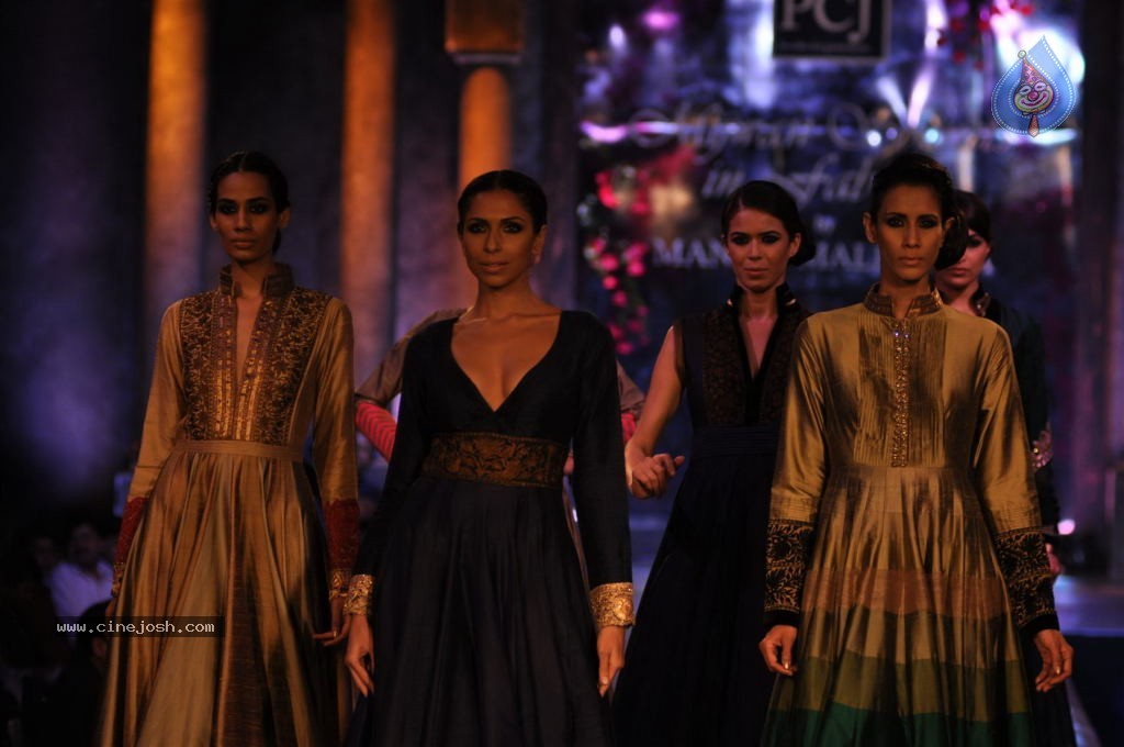 Hot Bolly Celebs at Mijwan Welfare Society Fashion Show - 4 / 131 photos