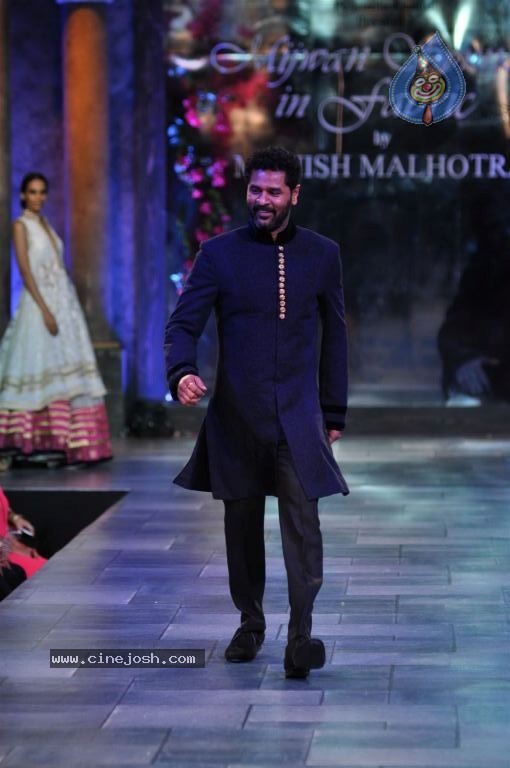Hot Bolly Celebs at Mijwan Welfare Society Fashion Show - 10 / 131 photos