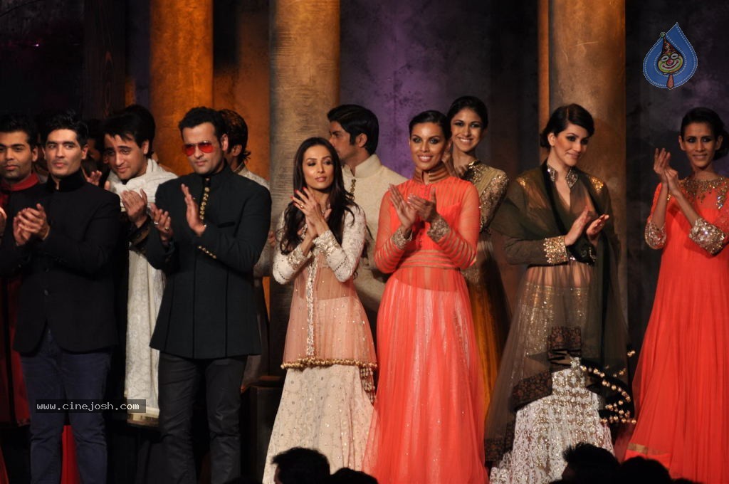 Hot Bolly Celebs at Mijwan Welfare Society Fashion Show - 17 / 131 photos