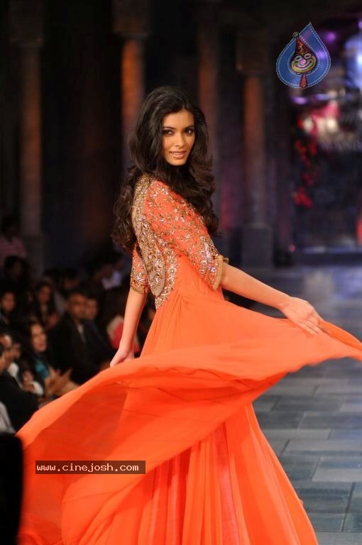 Hot Bolly Celebs at Mijwan Welfare Society Fashion Show - 20 / 131 photos