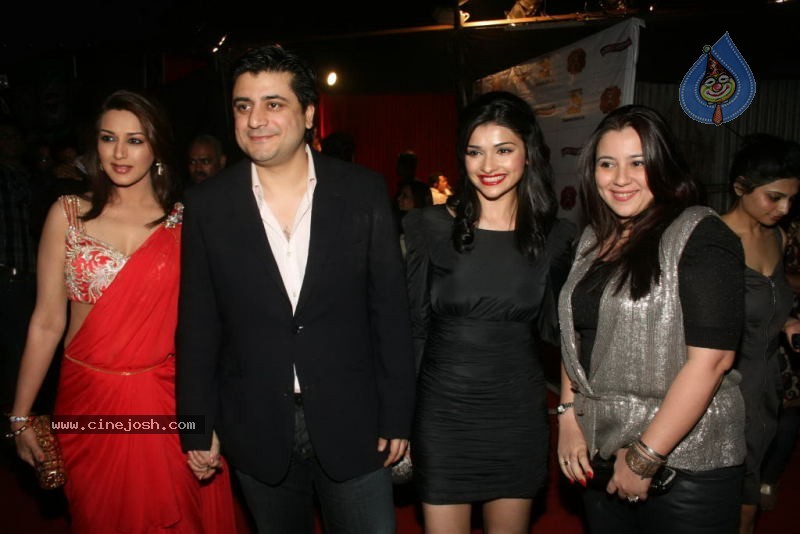 Hot Bolly Celebs at Stardust Awards 2011 - 51 / 75 photos