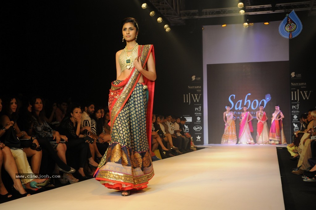 Bolly Celebs Walks the Ramp at IIJW 2014 - 32 / 152 photos