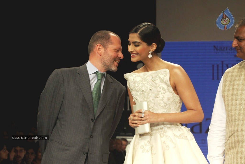 Bolly Celebs Walks the Ramp at IIJW 2014 - 35 / 152 photos