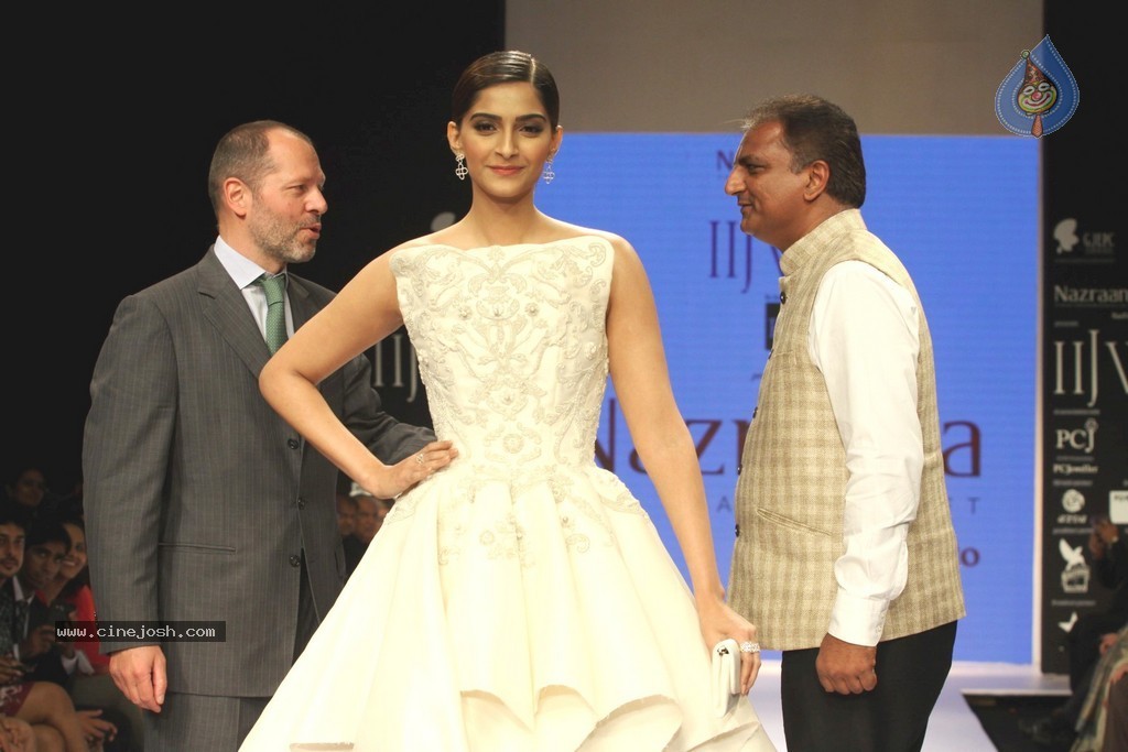 Bolly Celebs Walks the Ramp at IIJW 2014 - 48 / 152 photos