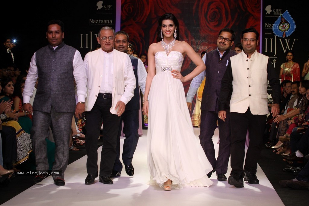 Bolly Celebs Walks the Ramp at IIJW 2014 - 56 / 152 photos