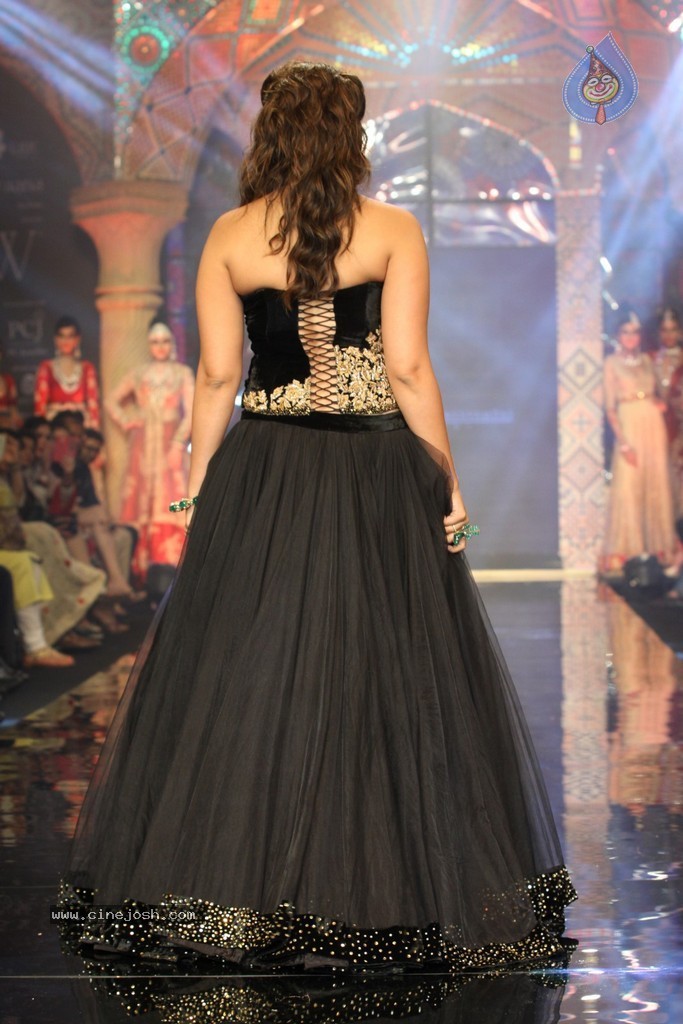 Bolly Celebs Walks the Ramp at IIJW 2014 - 63 / 152 photos