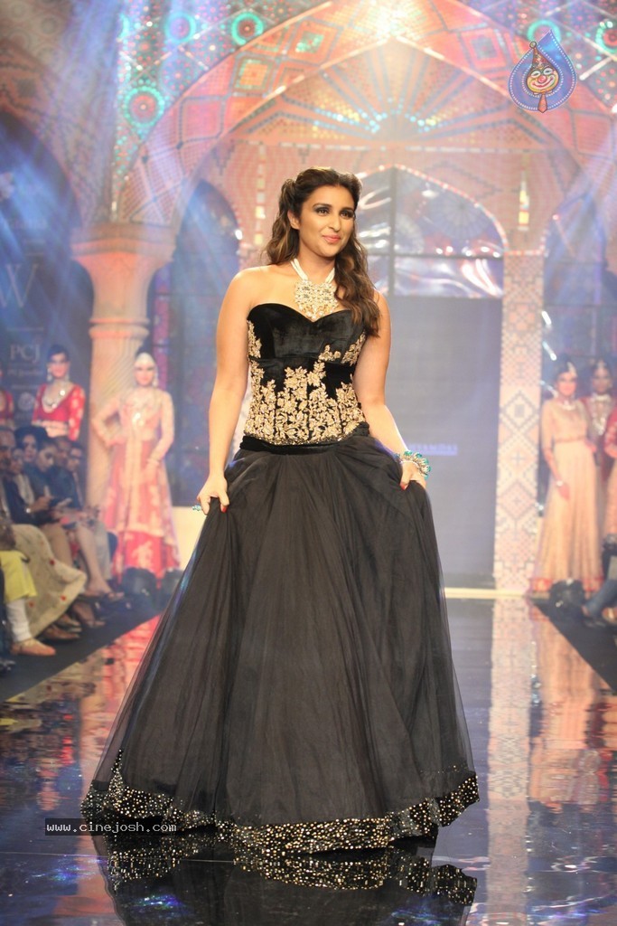 Bolly Celebs Walks the Ramp at IIJW 2014 - 80 / 152 photos