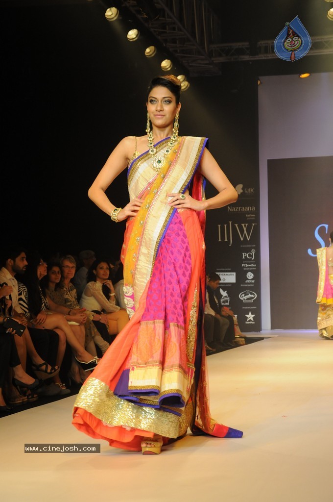Bolly Celebs Walks the Ramp at IIJW 2014 - 83 / 152 photos